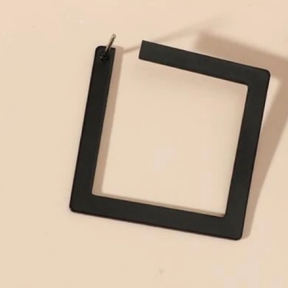 ⭐️ COMES GIFT WRAPPED ⭐️ BLACK SQAURE EARRINGS - Picture 5 of 10